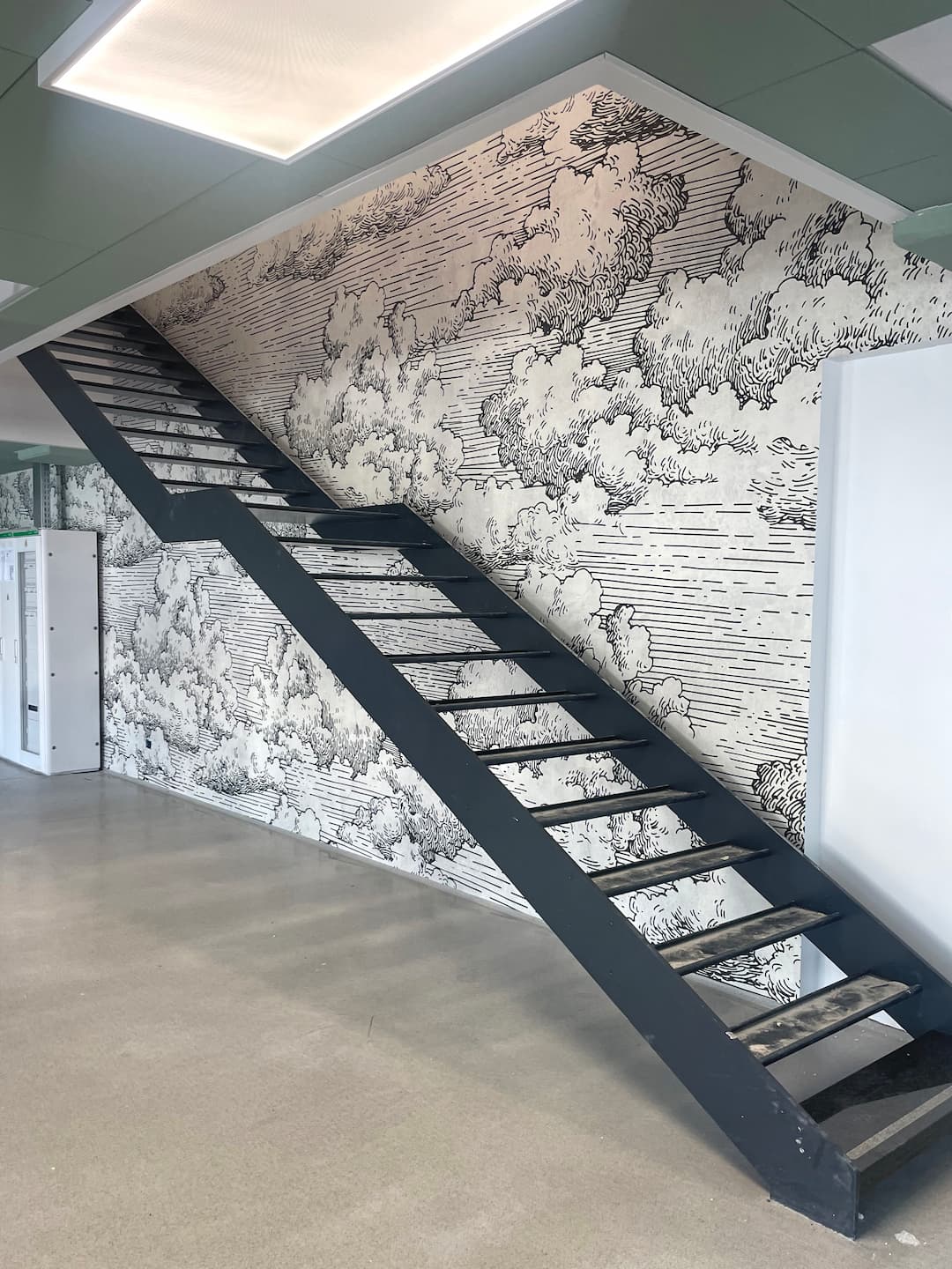 Posa di carta da parati su scala